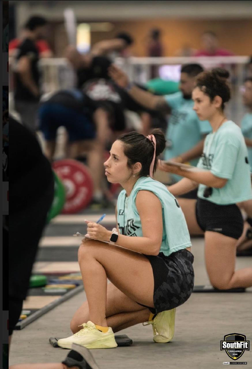 Jezabel entrenando y guiando una clase